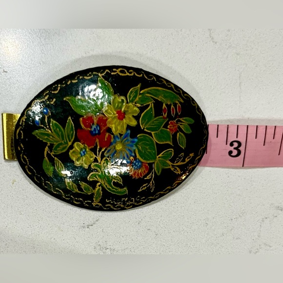 Vintage hand-painted black Russian lacquer wood brooch. roses bouquet, EUC - Picture 2 of 7